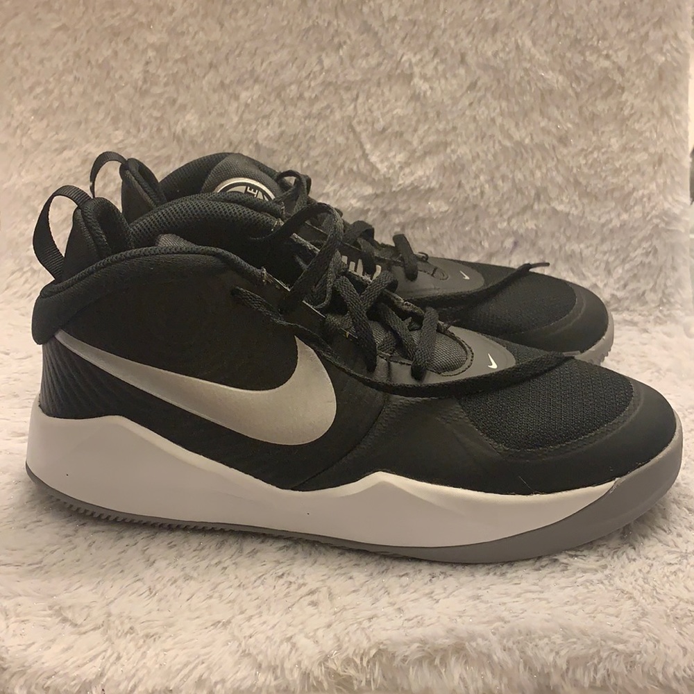 Nike Team Hustle 7